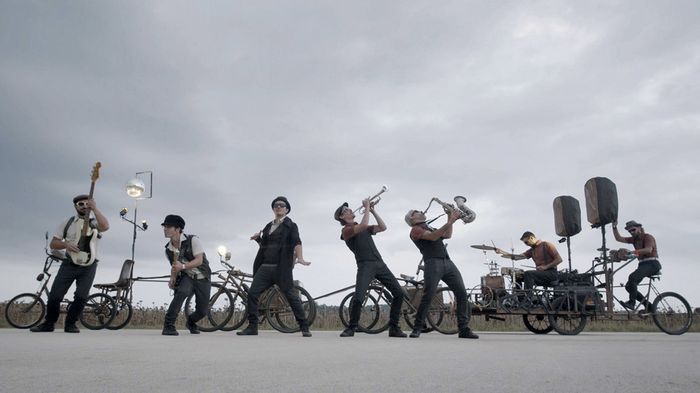 La formation LaDinamo présente Music on cycles au public français, un concert de musique funk en itinérance. Les musiciens apparaissent au milieu du public sur leurs bicyclettes.