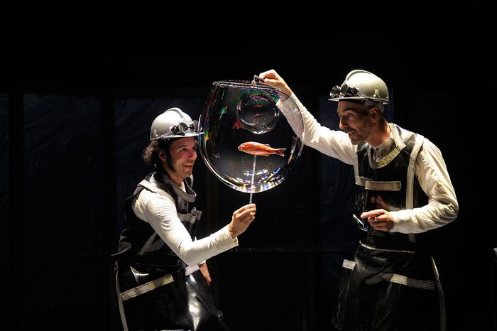 'Clinc !' est un spectacle de théâtre visuel et mime qui explore la vitesse de la transformation de la tristesse en joie, avec le savon comme recours. En tournée en France en mars et avril.