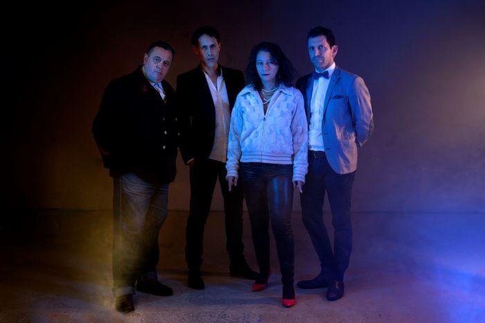 Un mélange de roots rock et garage, avec un flair pour le blues psychedelia et le vaudeville, au sein de Paris-Prague jazz club !