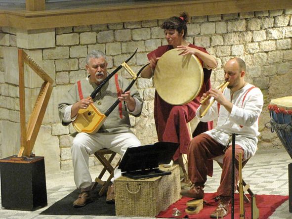 Passez une soirée dans l’Antiquité ! Deux restaurateurs vous proposent des menus romains à déguster en écoutant de la musique romaine…  Une soirée pour associer saveurs et sonorités de l’Antiquité !