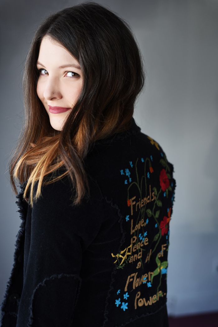 Musicienne et parolière sensible, la chanteuse acadienne Chloé Breault arrive à Paris pour présenter son dernier album "Love"