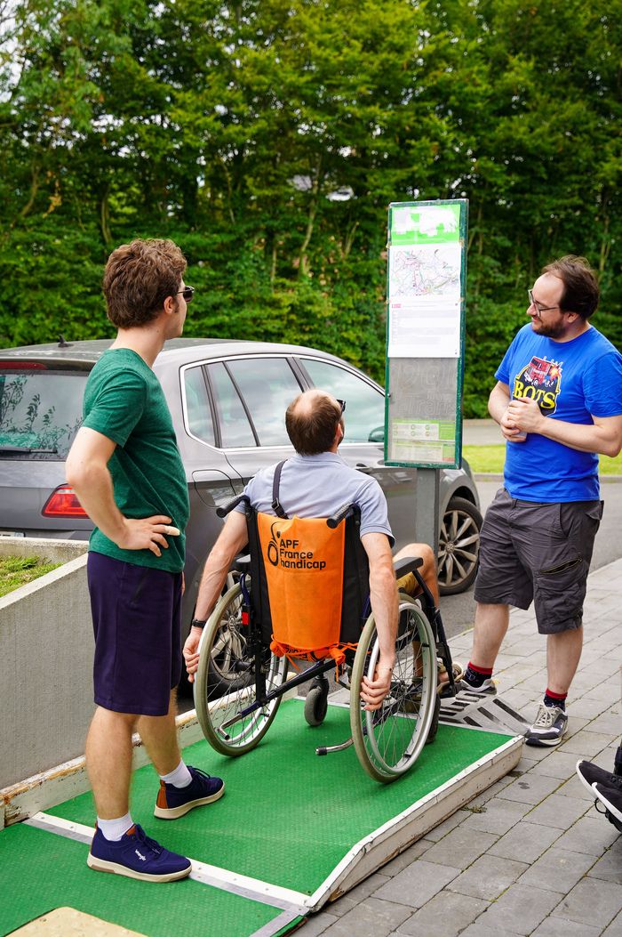 Sur un parcours de mobilité, grâce à des bénévoles, mettez-vous dans la peau de personnes en situation de handicap pour vous sensibiliser à leur quotidien dans un milieu urbain.