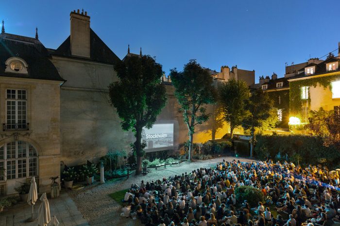 L’Institut suédois vous ouvre les portes de son jardin le temps de deux séances de cinéma à la belle étoile. Selon vos envies, apportez coussin ou plaid… A défaut, la pelouse est à vous !