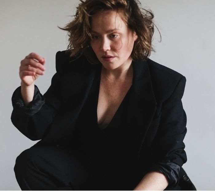 Alternant techno rugueuse et ballades contemplatives, la chanteuse signe avec ABSENS une singulière fresque sonore qui vous embarquera aisément.