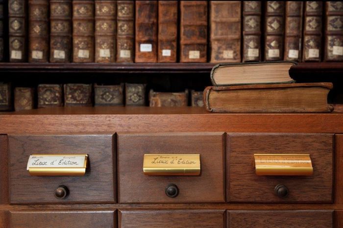 Venez découvrir ce lieu unique qu’est notre Bibliothèque patrimoniale et observer les trésors de la collection : trois manuscrits médiévaux enluminés.