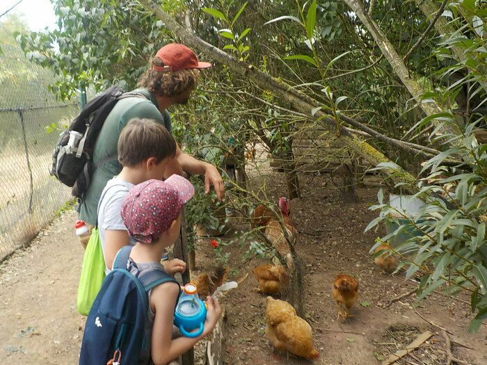 Découverte et soin des animaux de la ferme, du rire et de la nature ! Idéal pour (re)découvrir le camping et la vie en collectif.