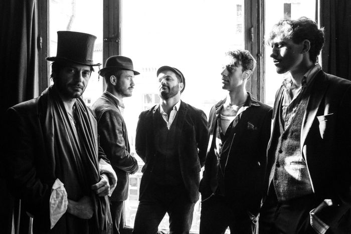 Ce soir, nous sommes heureux de vous faire découvrir en avant-première les titres de Sambol, nouvel album de l’ensemble cabaret-punk Les Guappecartò.