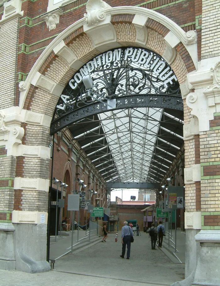 Construite en 1902 pour le conditionnement des matières textiles, la Condition Publique est un témoin majeur de l’architecture industrielle roubaisienne.