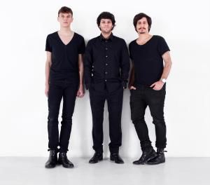 Francesco, Rami et Aymeric s'attachent à structurer leurs morceaux et à forger un langage original, à la croisée de l'acoustique et de l'électronique.