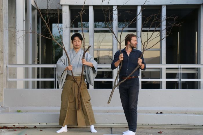 Une rencontre entre un comédien français et un acteur de nô japonais, une histoire de transmission,  l'exploration de deux cultures.