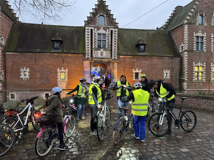 À vélo et à la lampe frontale, redécouvrez le quartier du château de Flers à la tombée de la nuit, le samedi 12 décembre de 17h à 18h30, avant de profiter d’un vin chaud au marché de Noël.