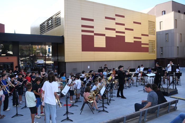 Pour débuter ces concerts festifs de fin d'année, les formations orchestrales réunissant les premiers niveaux (mini et teen Brass, orchestre d'harmonie C1...) se produisent en soirée et au grand air.