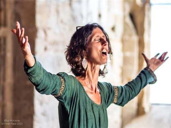 Et si vous essayiez le répertoire troubadour ? Rachel, animatrice du musée vous propose quelques astuces pour libérer votre voix et intégrer ces chants qui nous élèvent.