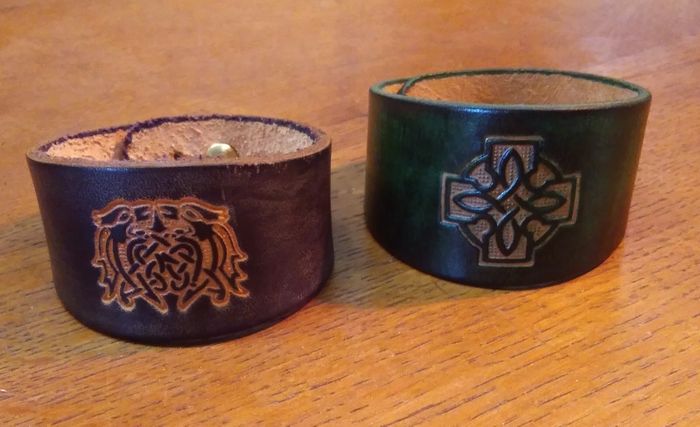 Réalisez votre bracelet en cuir et gravez dessus un motif médiéval ou celtique !