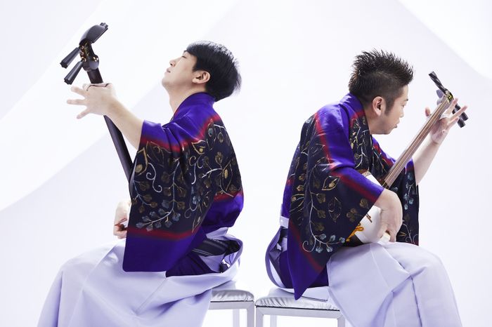 Depuis 20 ans, les Yoshida Brothers dépoussièrent le répertoire du Tsugaru shamisen, sorte de luth à 3 cordes. Une musique bourrée d'énergie, très rythmée, au coeur du Japon authentique !