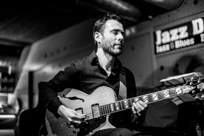 Albert Vila présente son quatrième album 'The Unquiet Sky' enregistré à New York. Ses chansons sont fortement influencées par le blues et le groove.