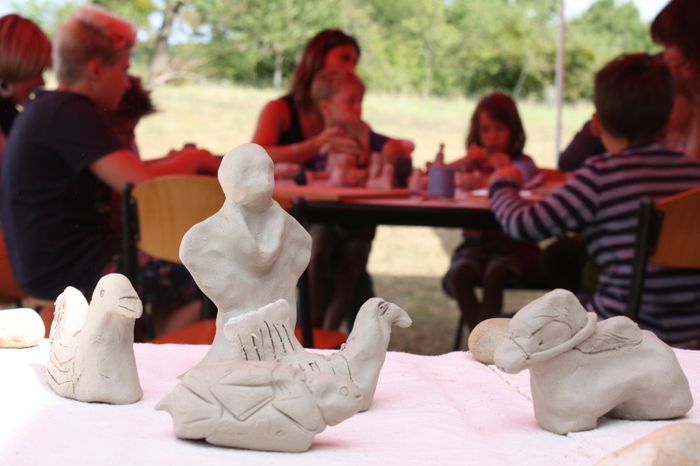 Apprenez en famille à modeler l'argile pour réaliser de petits animaux ou statuettes.