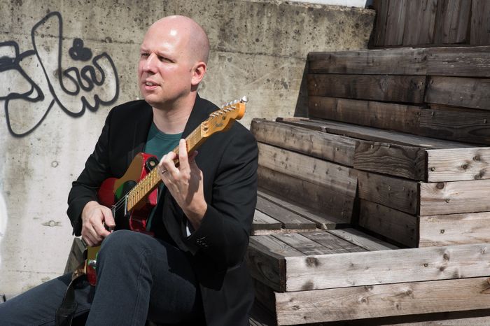 Entourés de puissants musiciens, David Laborier entraîne le public dans ses compositions à l’énergie contagieuse !