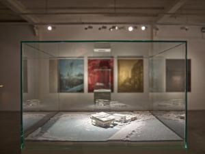 L’artiste luxembourgeois Serge Ecker crée des espaces multiples et multidimensionnels faits de réalités virtuelles, artificielles et réelles.