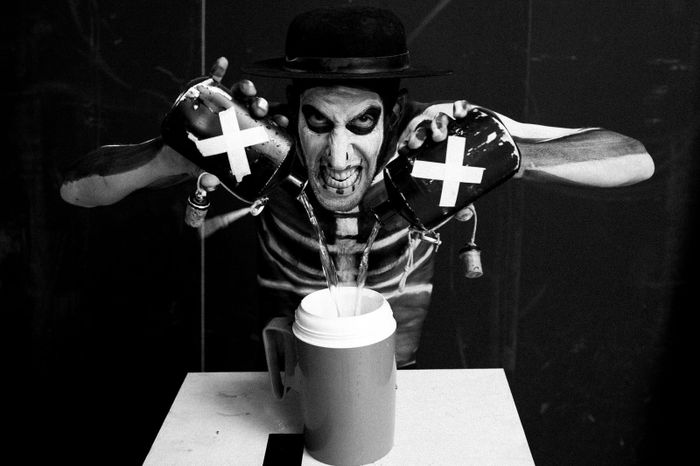Réalisés en stop motion dans une esthétique bricolée et rock’n’roll, ces douze courts-métrages en noir et blanc mettent en scène une multitude de personnages incarnés par le performer M. Zimmermann.
