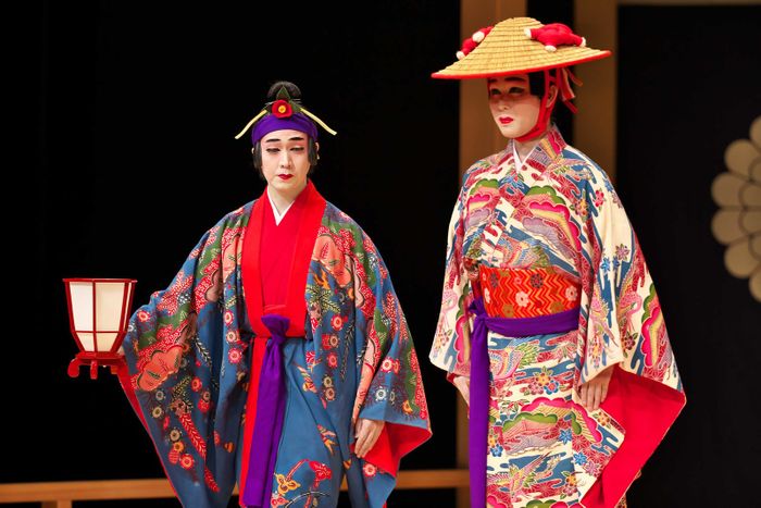 Des danses de l’ancien royaume des Ryûkyû et une pièce de kumiodori, théâtre dansé et chanté, sont au programme de ce spectacle consacré aux danses traditionnelles de l'archipel subtropical d'Okinawa.