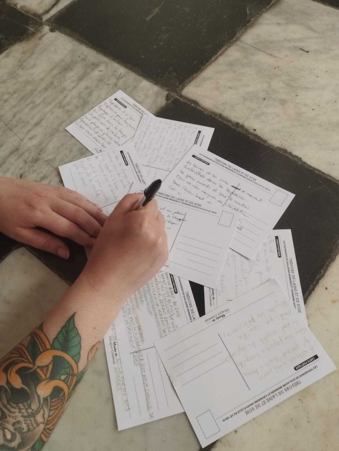 Visite-atelier d'écriture : autour de l'exposition "trésors de laine et de soie", explorons les tapisseries lilloises du 18e siècle à travers une approche sensible et créative.