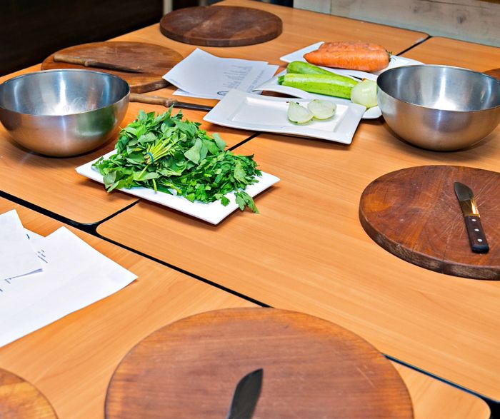 Découvrez les bienfaits de la cuisine sans cuisson et réalisez des recettes à base de légumes locaux et de saison, tout en réduisant votre consommation d’énergie.