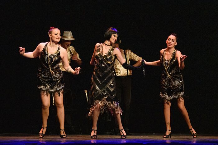 Dimanche 18 octobre à 14 h 30, le spectacle de l’Automne bleu réunit magie interactive et cabaret à l’Espace Concorde. Des places restent disponibles.