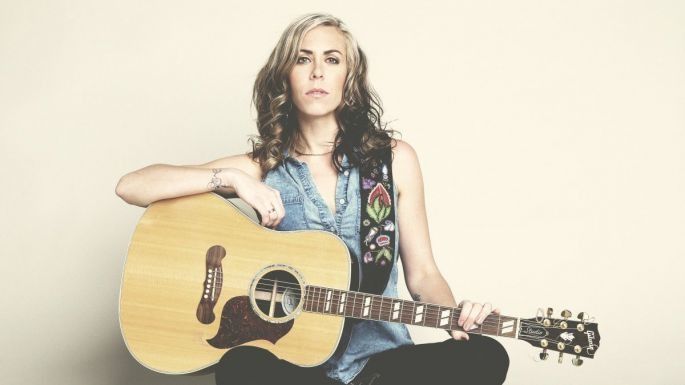 Amanda Rheaume est une artiste canadienne autochtone. Elle présentera son mélange unique et roots de chansons folk-pop-américana au Centre culturel canadien