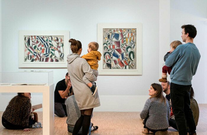 Au grès d'un parcours multisensoriel en musique, les tout-petits, s'éveillent à l'art en votre présence.