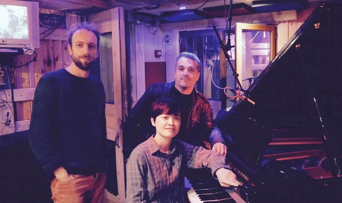 DaUm (piano),   Marc Bollengier (contrebasse),   Maxime Rouayroux (batterie)