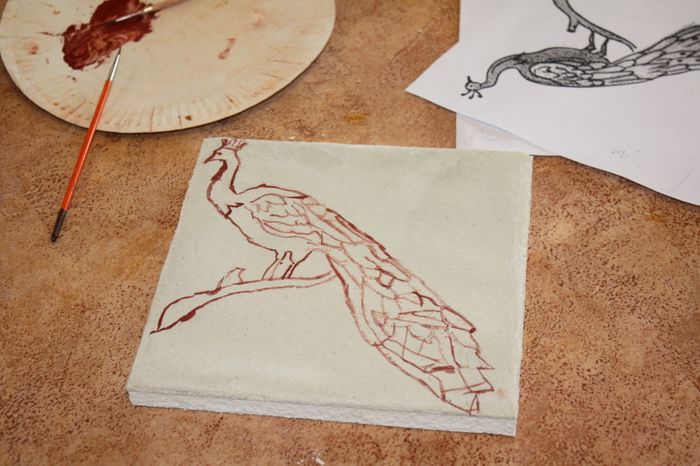 Réalisez votre enduit à base de chaux et de sable, choisissez un motif d’après un motif romain ou provenant du site de Vieux, et exécutez votre peinture sur enduit frais avec des terres d’ocres.
