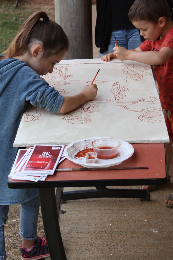 Participez en famille à trois ateliers artistiques : fabrication de flûtes de pan, fabrication de jeux romains et initiation à la fresque antique.