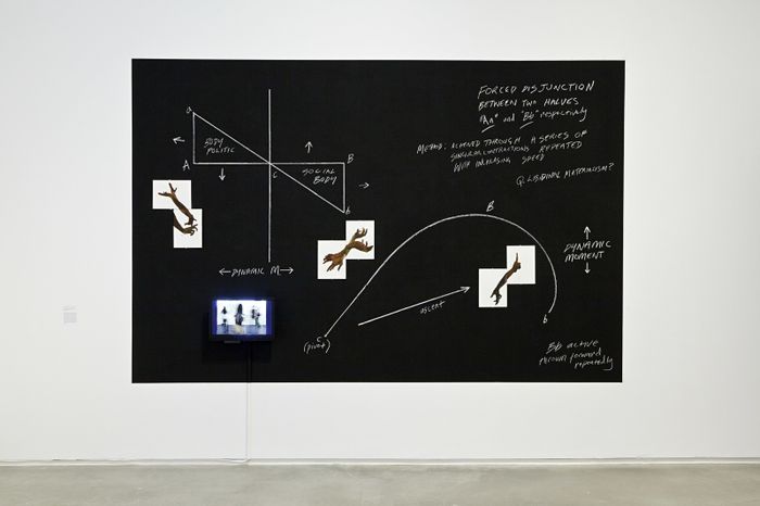La pratique plurielle de Senam Okudzeto, autrice et chercheuse crée des liens narratifs entre les corps, les objets, l’architecture, au travers d’une esthétique « Afro-Dada ».