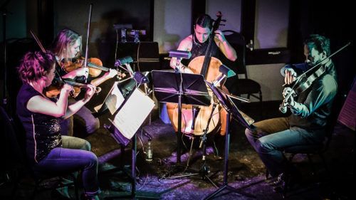 Le Quatuor Ironwood est composé de quatre musiciens canadiens dynamiques, curieux et passionnés, Jessica Linnebach et Carissa Klopoushak (violons), David Marks (alto) et Julia MacLaine (violoncelle).