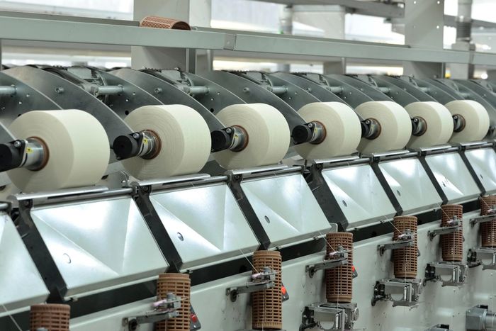 L'industrie textile est en pleine mutation grâce à des innovations technologiques qui redéfinissent la conception, la fabrication des textiles et leurs usages