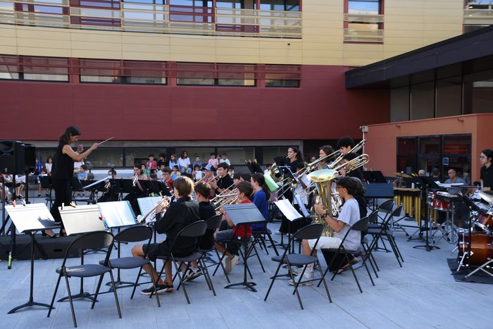 Pour débuter ces concerts festifs de fin d'année, les formations orchestrales réunissant les premiers niveaux (mini et teen Brass, orchestre d'harmonie C1...) se produisent en soirée et au grand air.