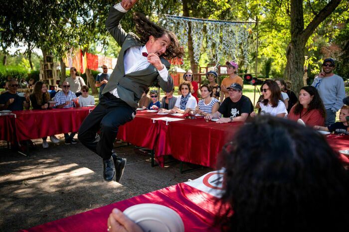 Dimanche 12 avril de 14h30 à 17h30, venez fêter avec nous la fin de l'exposition Banquet au Château de Flers avec un spectacle et une déambulation de géants gratuits et pour tous les âges !