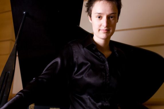 Isabelle est considérée par le New Yorker comme la « virtuose irlandaise du piano ».