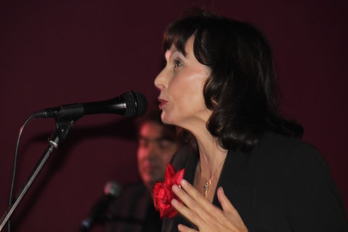 Aline Algudo, vous invite à retrouver les grandes figures de la Rive gauche : Ferré, Vian, Gréco, Barbara, Brassens, Charles Aznavour, Serge Gainsbourg, Cora Vaucaire, Mouloudji, Jeanne Moreau…