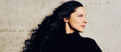 La chanteuse germano-afghane Simin Tander enchante par la richesse du son et l'intensité de sa musique d'inspiration mystique.